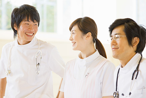 笑顔で話し合う白衣の男女