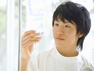 点滴の処置を行う男性